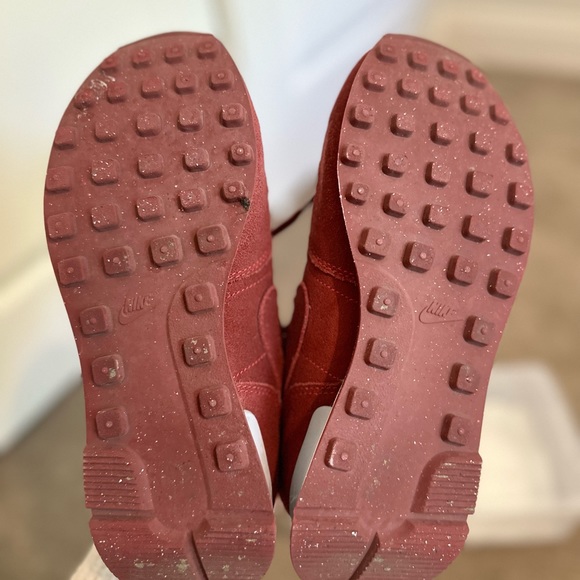 Nike Burgundy Suede with Wolf Grey heel clip. - Picture 2 of 8